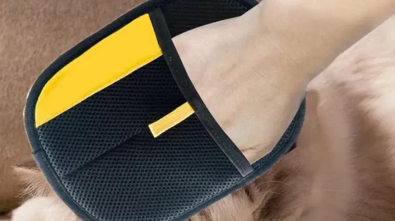 Pet Grooming Glove – Deshedding & Hair Remover Brush for Cats & Dogs | Gentle Massage Bath Mitt